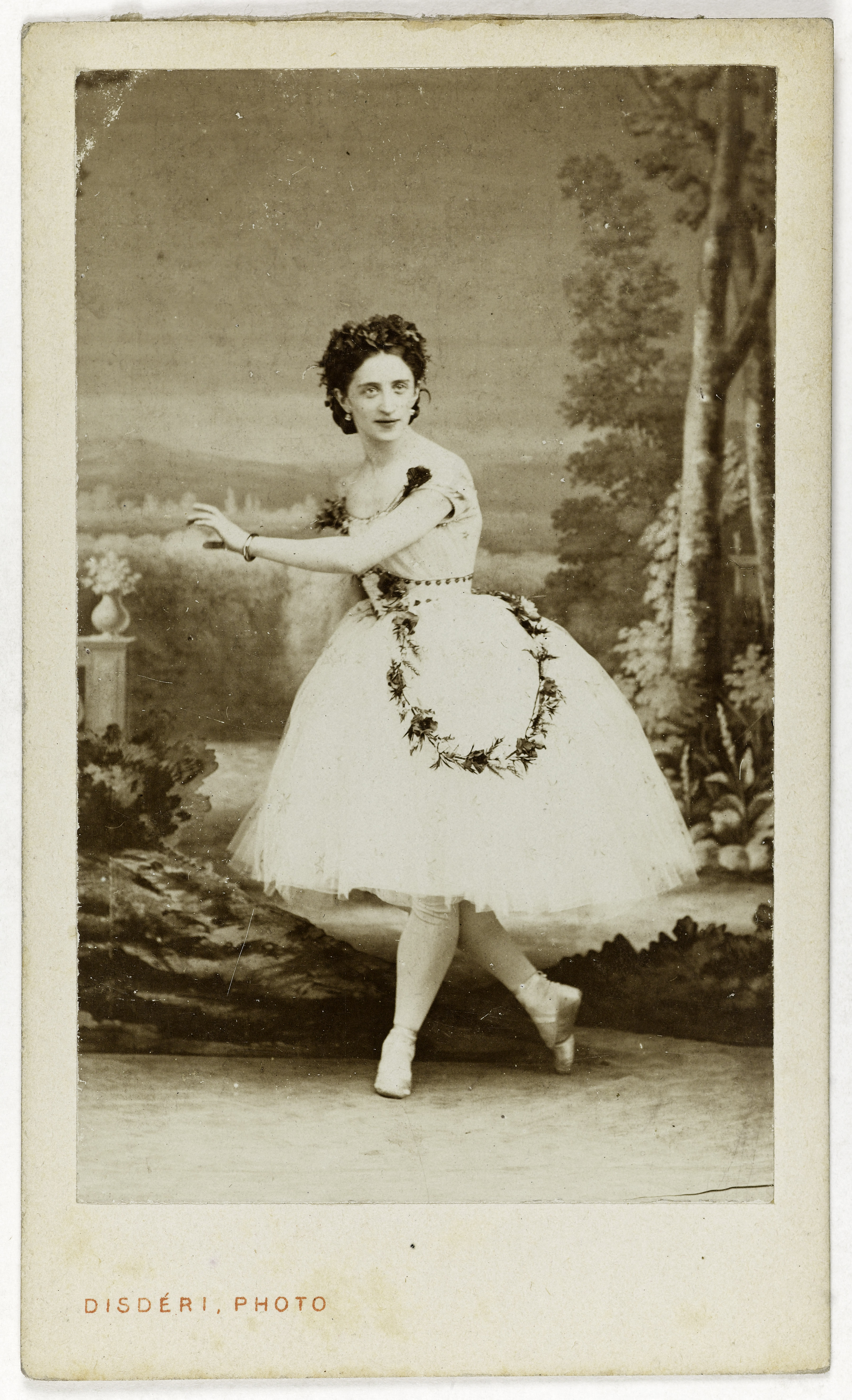 André-Adolphe-Eugène Disdéri, Portrait de Mourawieff, danseuse à l'Opéra en 1863.