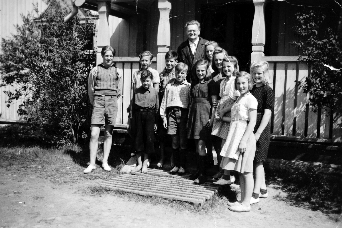 Anno Domkirkeodden, Oppegård skole, gruppe elever i storskolen med lærer Johan Guddal. 1946-1948. 1. rekke fra venstre Leidulf Nøkleby, Oddbjørn, Røhne, Marie Nordsveen, g. Stensaasen Åshild Lindstad g. Nordsveen, Grete Oppegård, g. Andersen, Ester Johansen g. Gorostuen. Ytterst t. v. Kjell Oppegård. . 2. rekke Egil R…
