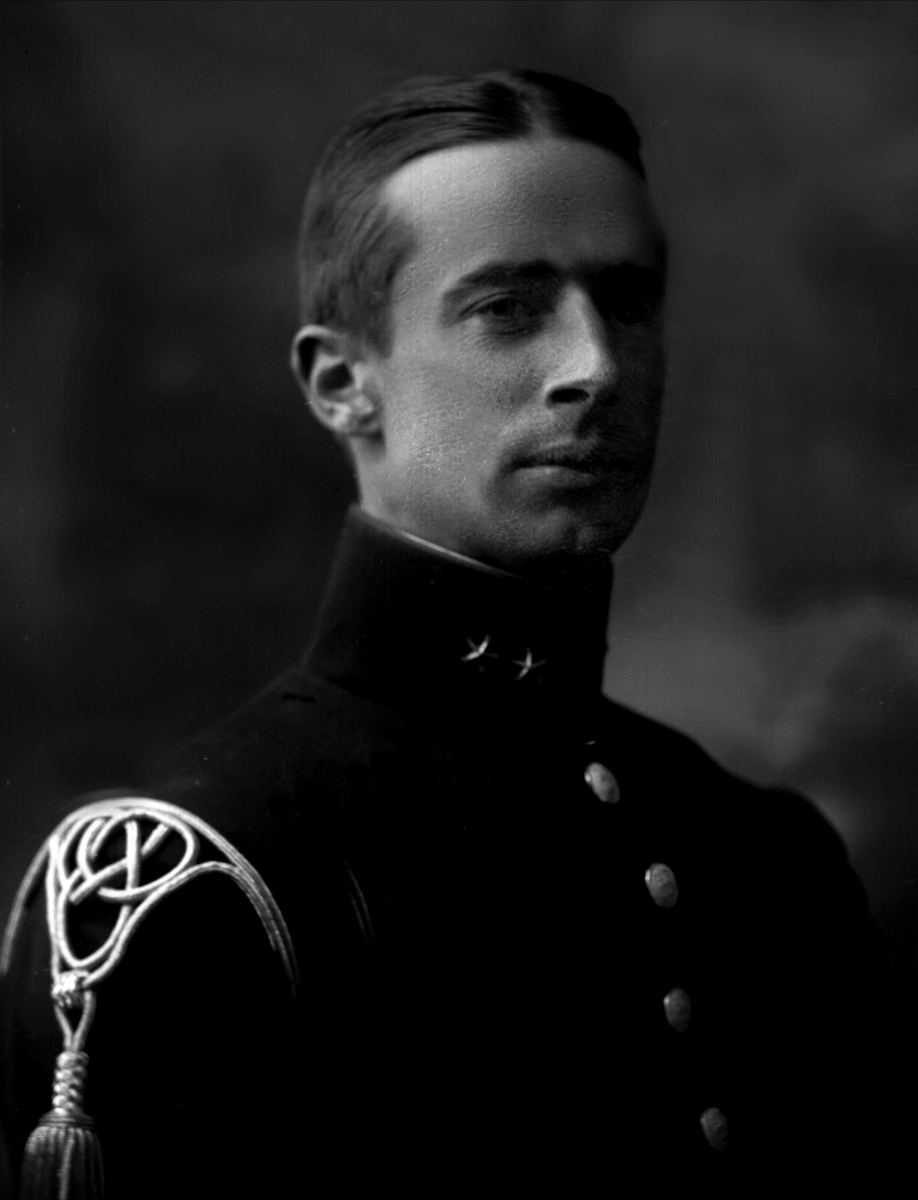 Gustav Borgen, Portrett, Alf Paus i uniform som løytnant.