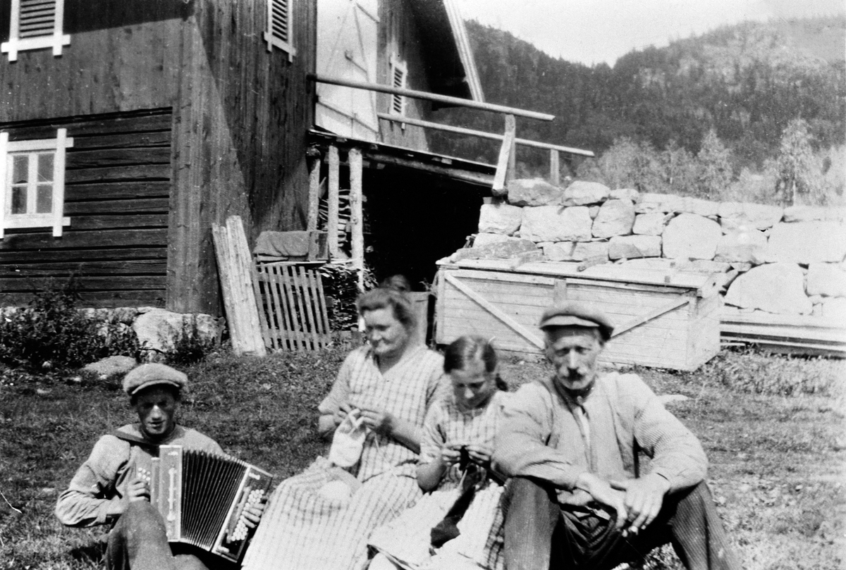 Anno Domkirkeodden, GR: 4, FAMILIE UKJENTE, FORAN LÅVE, GUTT M/TREKKSPILL, LØTEN.