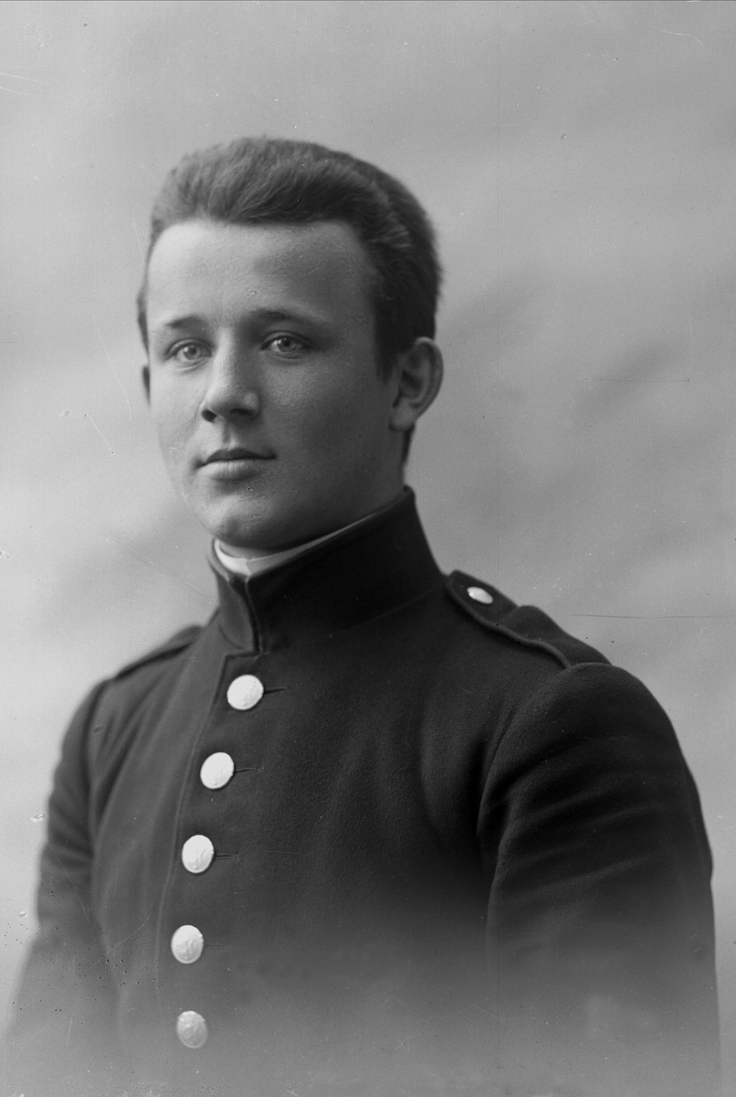 Gustav Borgen, Portrett, mann i kadettuniform.
