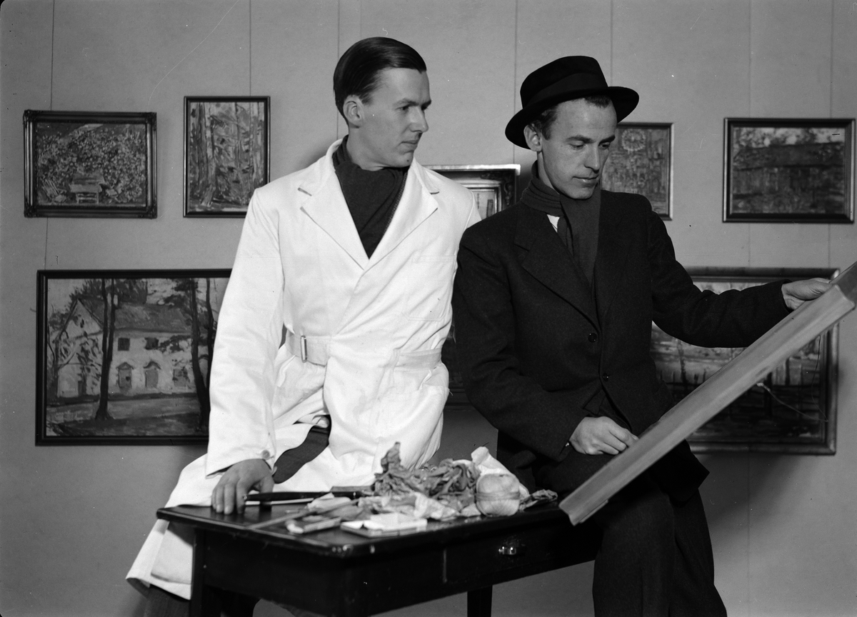 Paul Sandberg, Bengt Ekström och Carl-Herman Wettervik under hängningen av Uppsalakonstnärernas julutställning på Biologiska museet