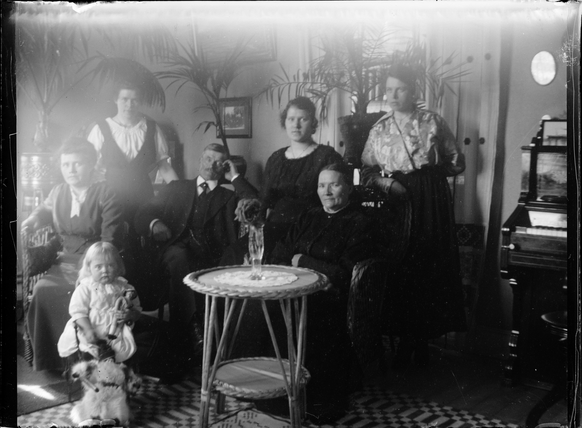 Skötsner-Edhlund, Grupporträtt i bostadsmiljö, Östhammar, Uppland