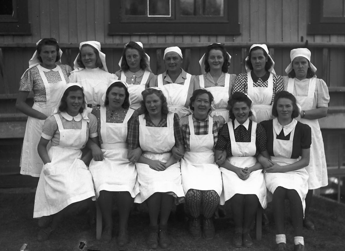 Per K. Lien, Elever ved husmorskolen i Alvdal, klassebilde (med forklær).