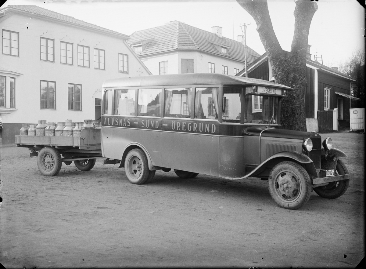 Skötsner-Edhlund, Mjölktransport - Oskar Janssons buss med mjölkkannor på släpet, hamnen i Öregrund, Uppland