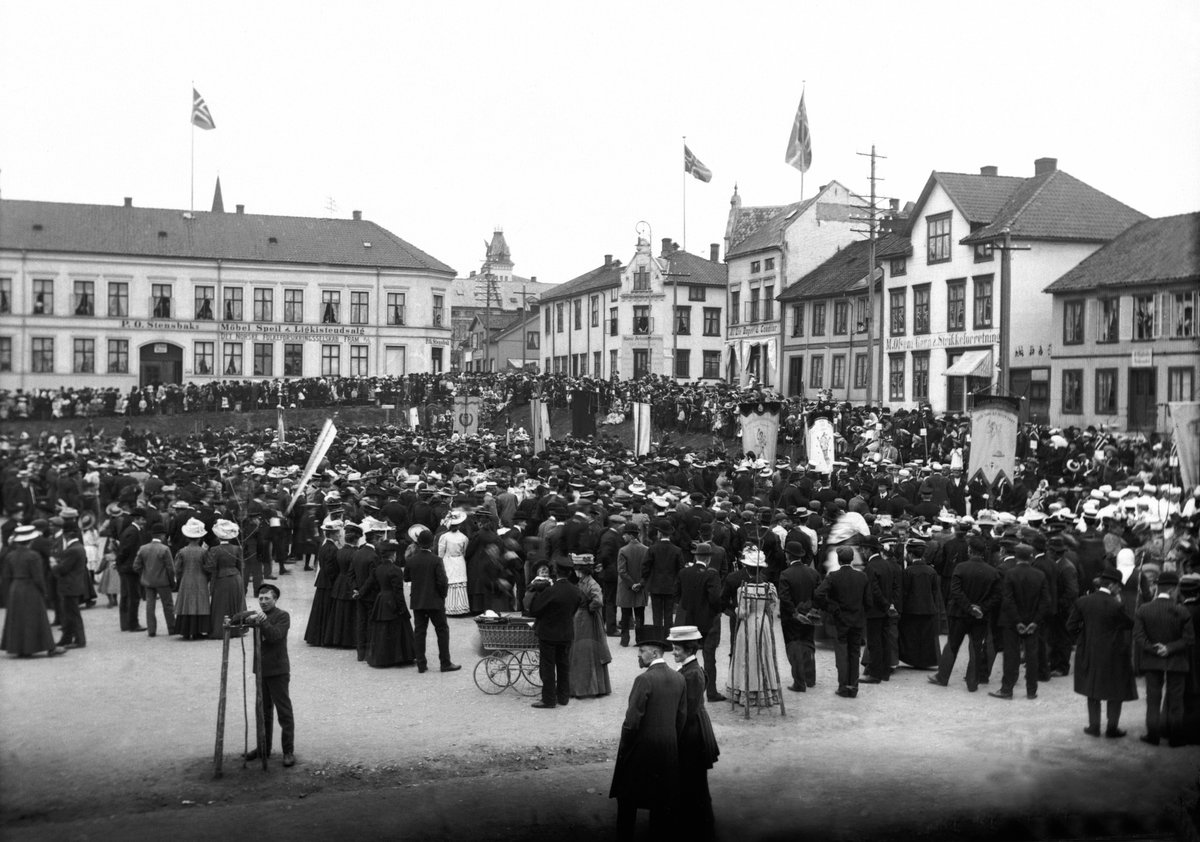 Anno Domkirkeodden, 17. MAIFEIRING, ØSTRE TORG, MYE FOLK, FANER