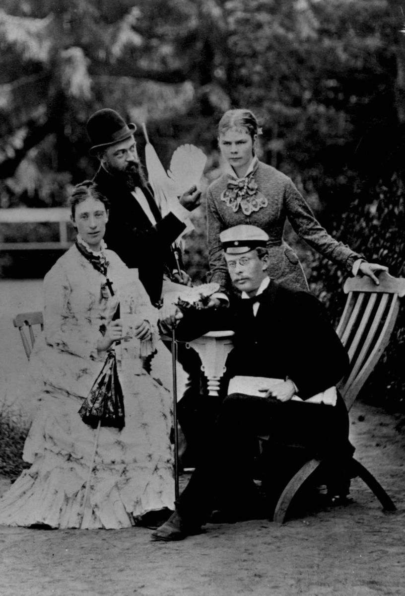 Ukjent, Gruppe, Modum bad, Modum, Buskerud, juli 1878. Personene er frk. Anna Kjøsterud, Drammen, Inga (Kjøsterud?), stud. Richter, Sverige og Ivar Breder.