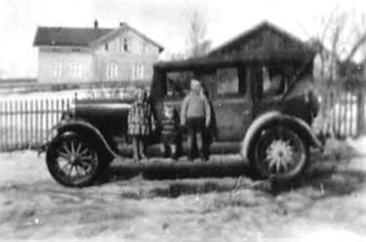 Anno Domkirkeodden, DROSJEBILEN TIL OLAF HARILDSTAD, GRUPPE: 3 BARN PÅ STIGBRETTET: GERD HARILDSTAD, REIDUN HARILDSTAD, HARALD HARILDSTAD, ILSENG