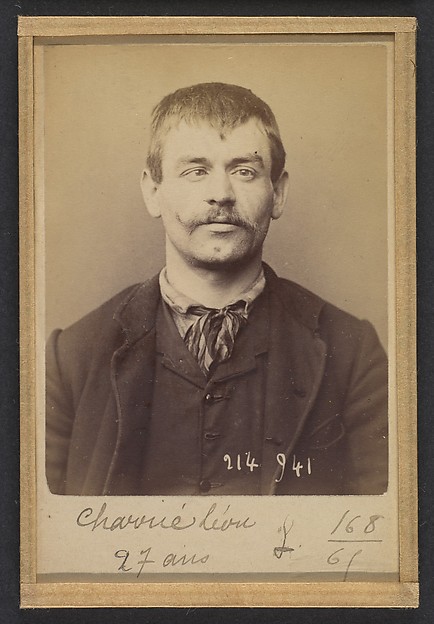 Alphonse Bertillon, Charrié. Léon, Joseph. 27 ans, né à Paris XVllle. Garçon Plombier. Anarchiste. 1/3/94.