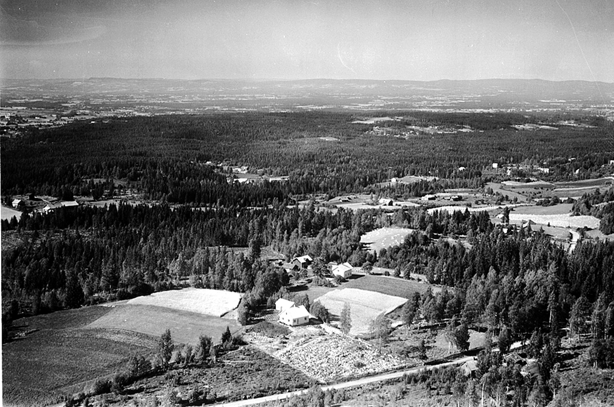 Widerøes Flyveselskap A/S, FLYFOTO ASP 366-10, BAK VILLUMSVEA 366-7, ÅSBYGDA