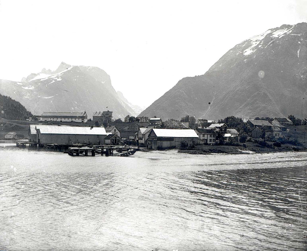 Tom Kent, Bilde tatt fra sjøen mot Åndalsnes og Trolltindene.