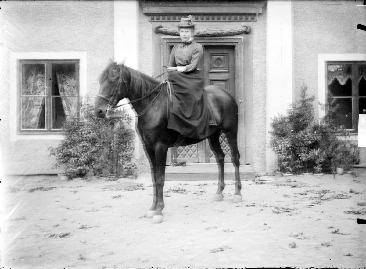 Johan Lundin, Kvinna på häst, Hallkveds herrgård, Funbo socken, Uppland