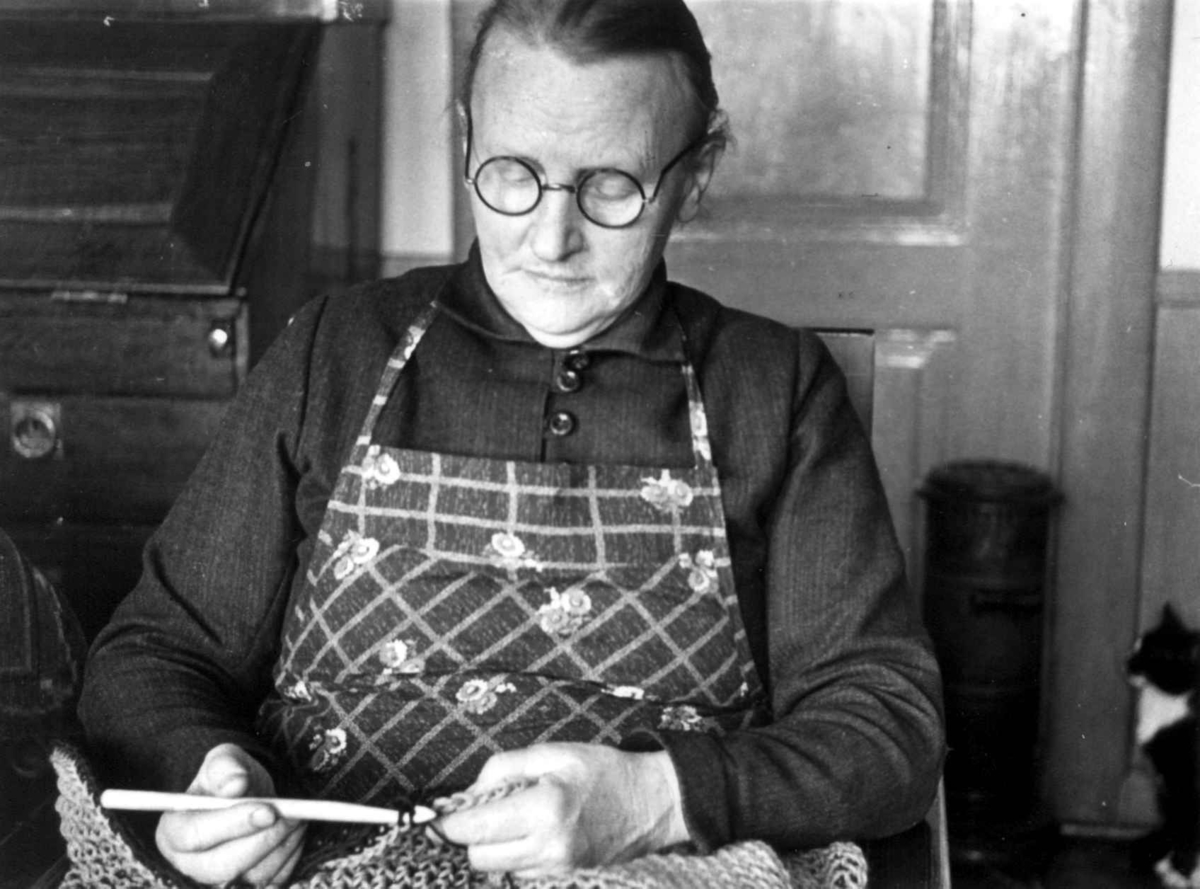Anna Grostøl, Portrett av mor til Anna Grostøl som sitter og hekler. Moseid, Vennesla, Vest-Agder 1939.