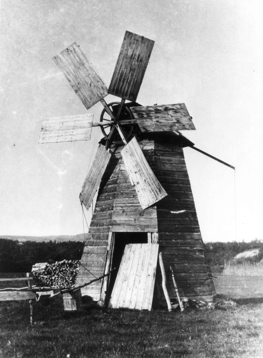 Ellisif Rannveig Wessel, Petsjenga kloster (Petsamo), Russland. Vindmølle.