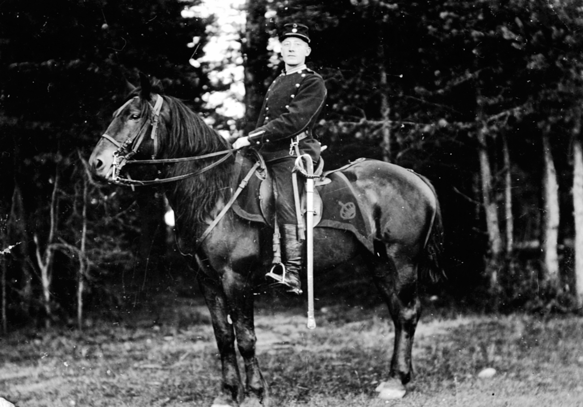 Anno Domkirkeodden, Ole Johannesen Bakken (Sortåsengen) fra Lismarka i militæruniform til hest. Kavaleriet på Gardermoen.