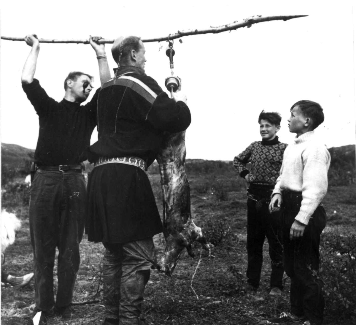 Virginia Raymond Davidson, Reindriftskurs. Lærer Aarseth og dyrlge Skjenneberg veier en slaktet kalv mens elvever ser på.. Ytre Billefjord 1959.