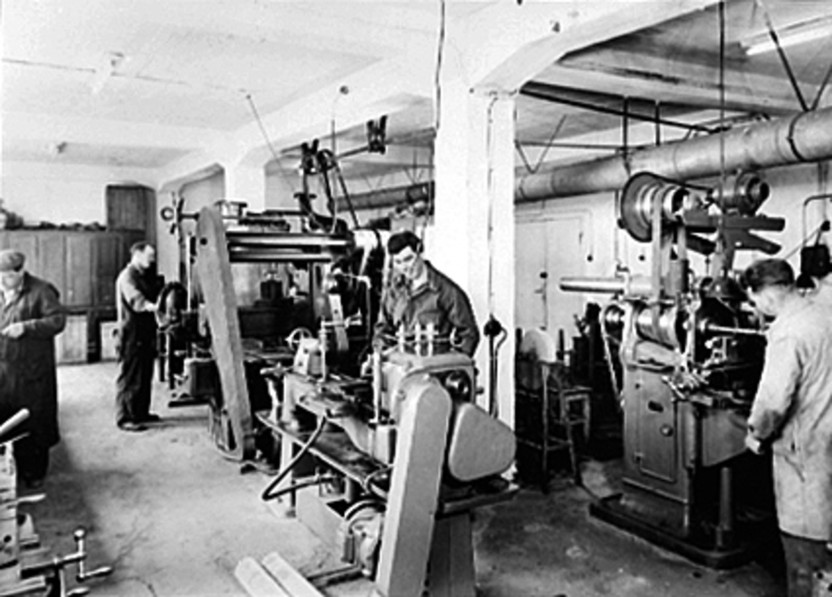Anno Domkirkeodden, INTERIØR VERKSTED, IDEAL FLATBRØDFABRIKK A/S, 4 MENN ARBEIDER, OLAF KRISTIANSEN DREIER, I MIDTEN,