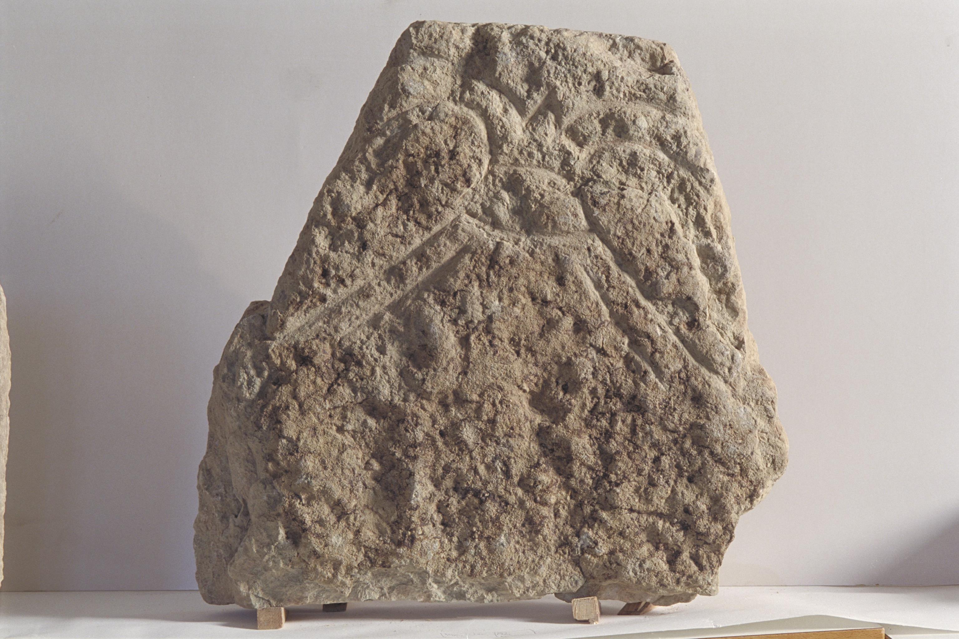 Bengt A Lundberg, ÖgNf2000 Klosterstad fragment med runor