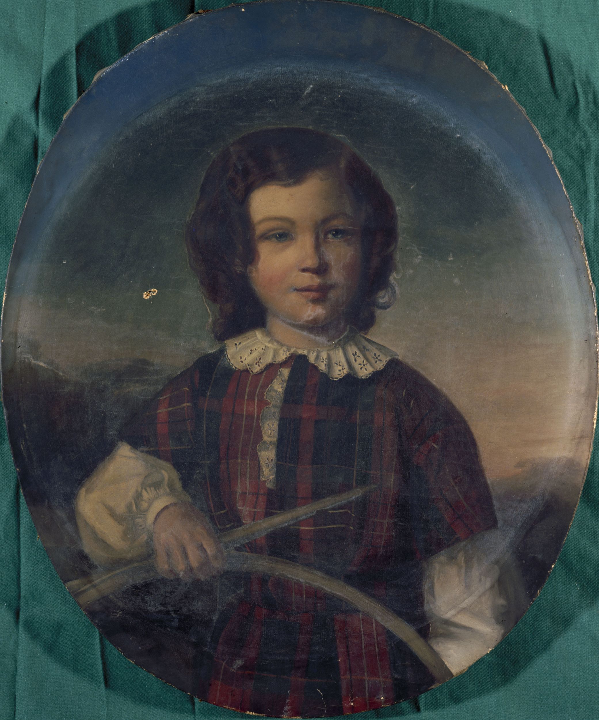 Anonyme, Portrait d'un jeune garçon en costume écossais tenant un cerceau.