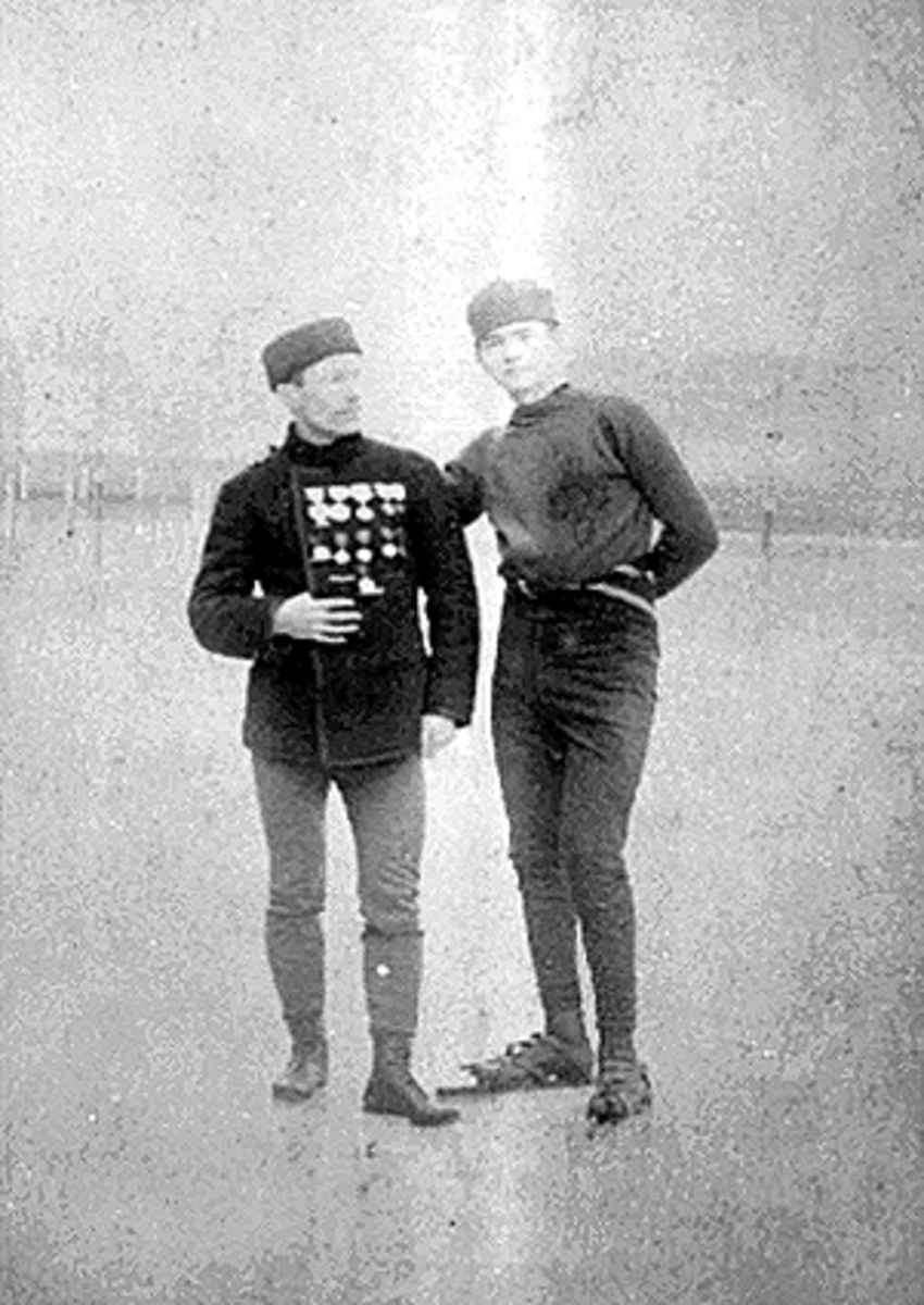 Anno Domkirkeodden, GRUPPE 2 SKØYTELØPERE, V. ALEX VON PANSCHIN (Alexander Panshin/Alexander Nikitich Panshin 1863-1904. Hurtigløp og kunstløp.) ST. PETERSBURG, RUSSLAND, JOS DONOGHUE, NEWBURUH, USA (Josh Donoghue, Newburgh)