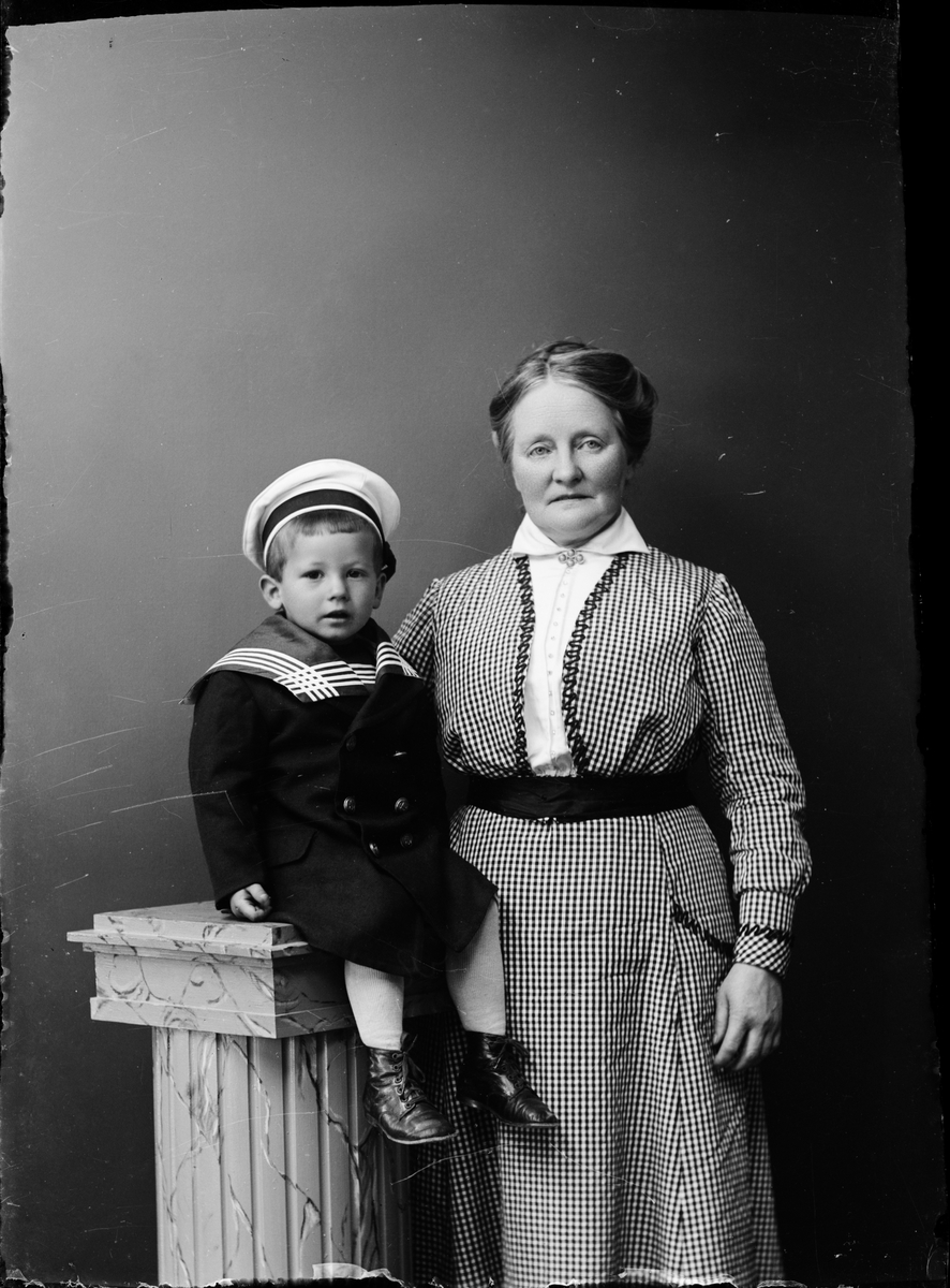 Skötsner-Edhlund, Ateljéporträtt - kvinna och pojke, Östhammar, Uppland