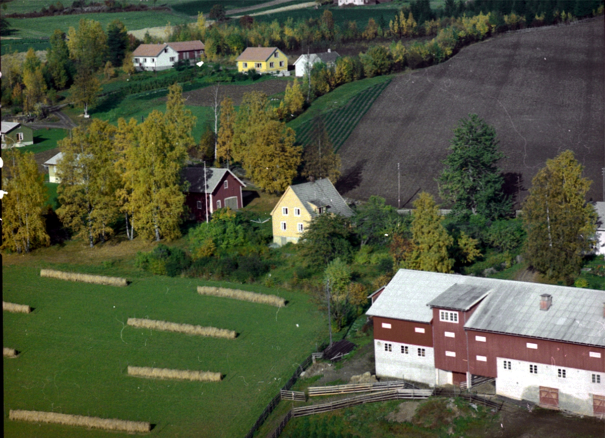 Widerøes Flyveselskap A/S, FLYFOTO LÅVEN PÅ AMUNDRUD NORDRE, VALLSET
