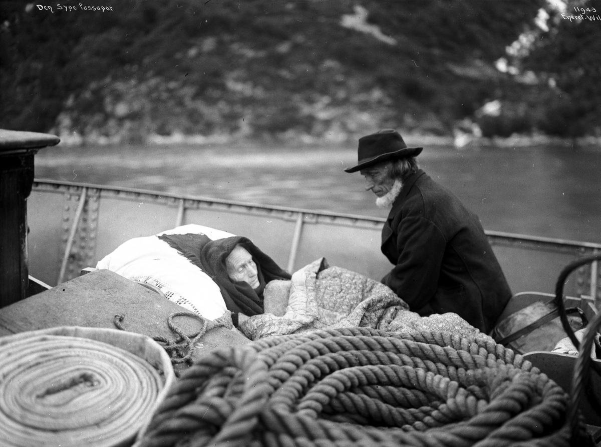 Anders Beer Wilse, Prot: Den syke paa Dekket - Ingeborg og Ola Hustad fra Hjørundfjord på vei til Ålesund, 1910