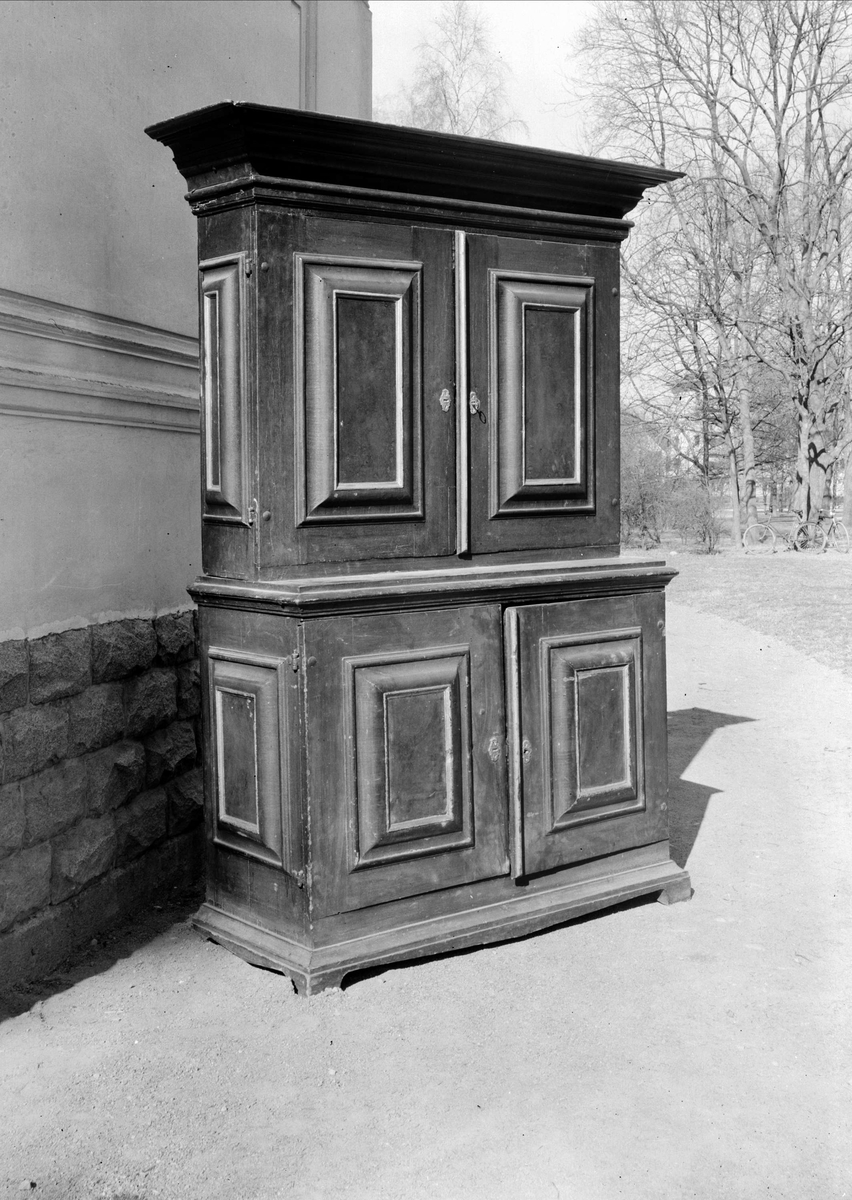 Paul Sandberg, Skåp i Upplandsmuseets samlingar, utanför Biologiska museet, Skolparken, Uppsala