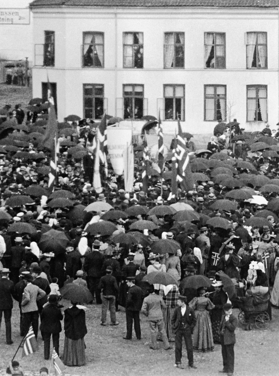 Hans Emil Erichsen, Stortorvet i Hamar 1893. Ansamling av folk foran Oplandske Hotel. Demonstrasjon for "Almindelig stemmerett". Utsnitt av HHB-08676.