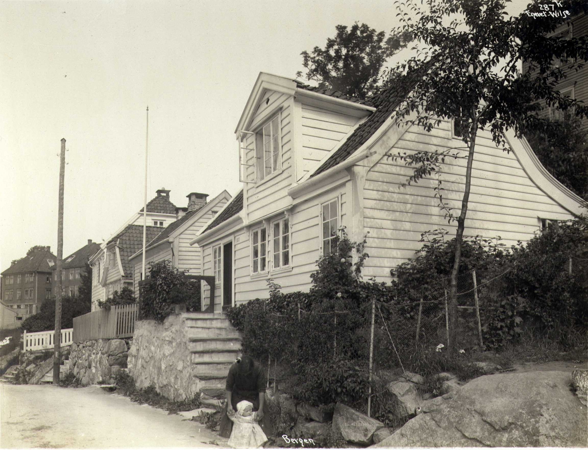 Anders Beer Wilse, Gateparti med trehusbebyggelse, Sandviken, Bergen, Hordaland. Fotografert 1912.