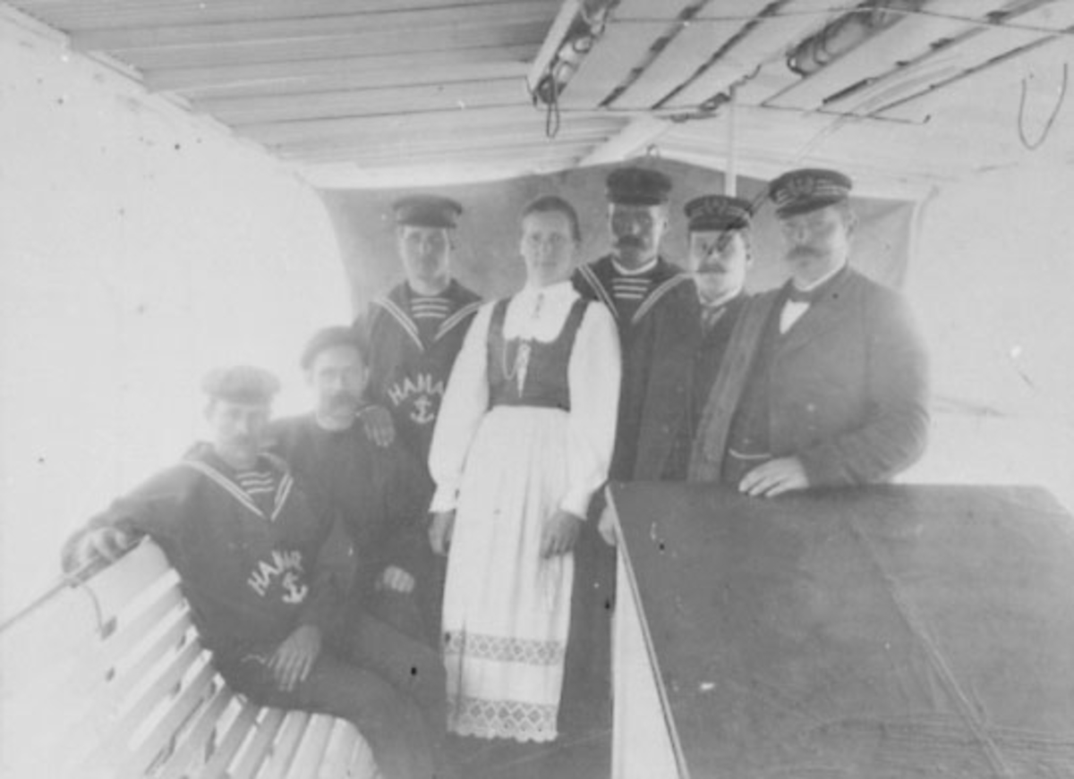 Martin Finborud, MANNSKAPET PÅ D. S. HAMAR, FOTOGRAFERT PÅ SOLDEKK I 1906. FRA VENSTRE:DEKKSMANN ANTON KRISTIANSEN, MASKINPASSER/FYRBØTER GEORG GUNDERSEN "JØRG", DEKKSMANN OLE TORGUNDRUD, TRISA "ANNA PÅ BÅTA", STYRMANN OLE LANGGÅRD, MASKINIST OLSEN, KAPTEIN MARTIN LARSEN. MJØSBÅT, SE HAMARARKIVET 401-796