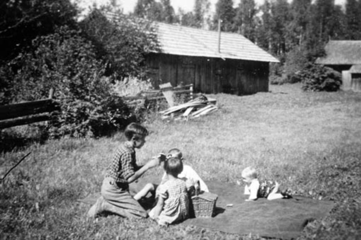 Anno Domkirkeodden, Eksteriør, husmannsplassen Rykop under Skapal, Præstvægen, Ringsaker. De 4 barna er Oddvar Johansen, Ingrid Johansen, Ellen Rødseth, bak er Erling Nordengen.