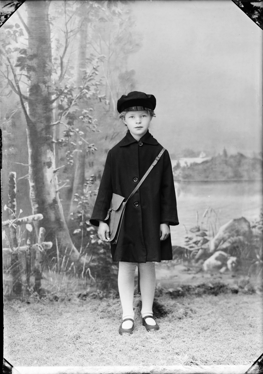 Skötsner-Edhlund, Ateljéporträtt - Wikmans flicka från Näsudden, Östhammar, Uppland 1928