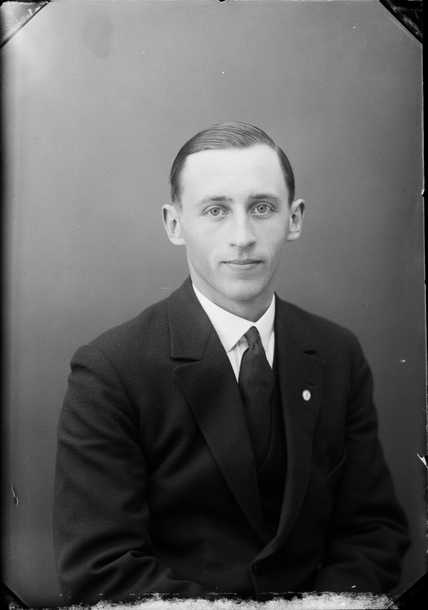 Skötsner-Edhlund, Ateljéporträtt - Ruben Jansson från Karö, Valö socken, Uppland 1931