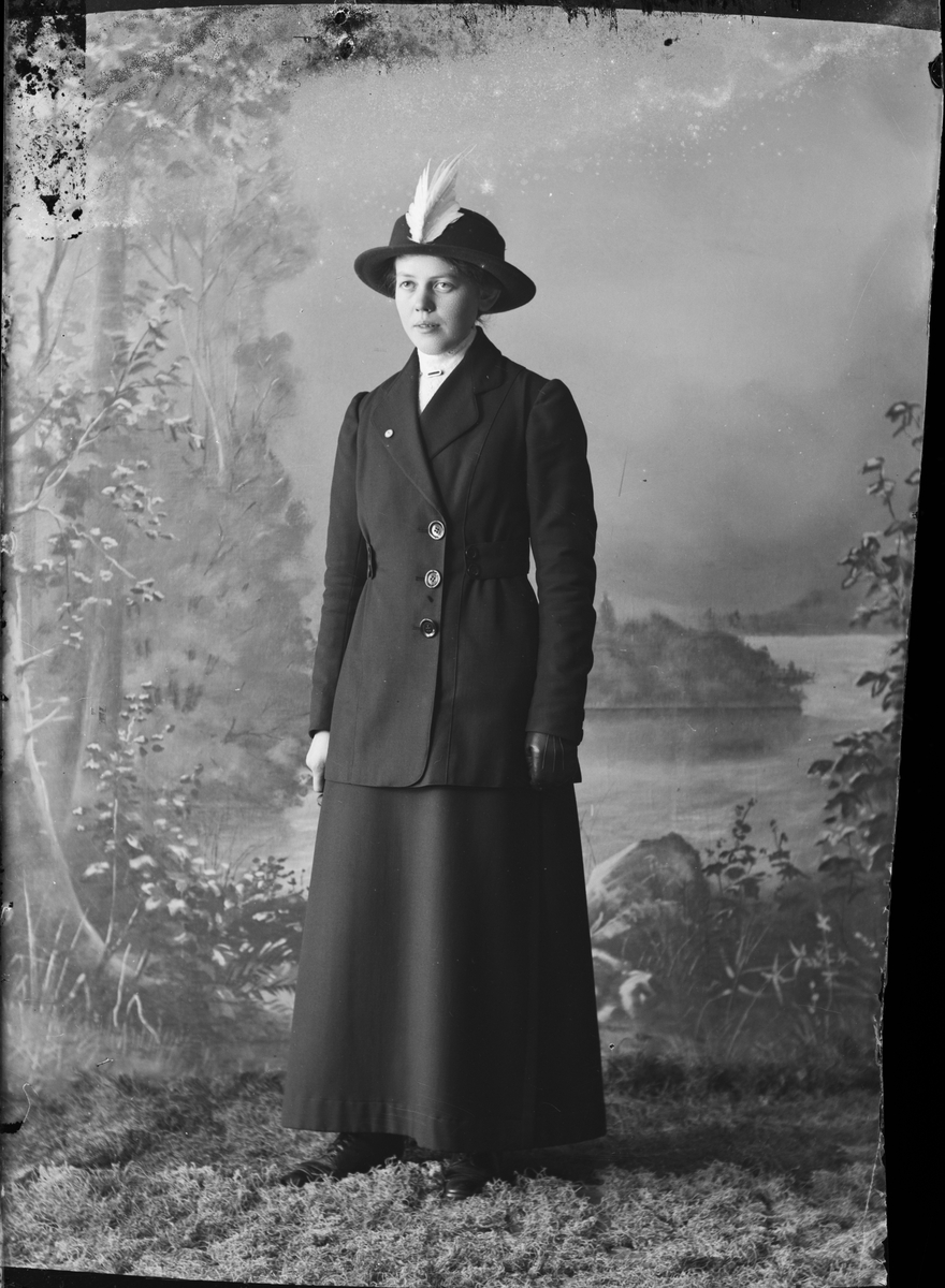 Skötsner-Edhlund, Ateljé portrait - woman dressed in outerwear, Östhammar, Uppland