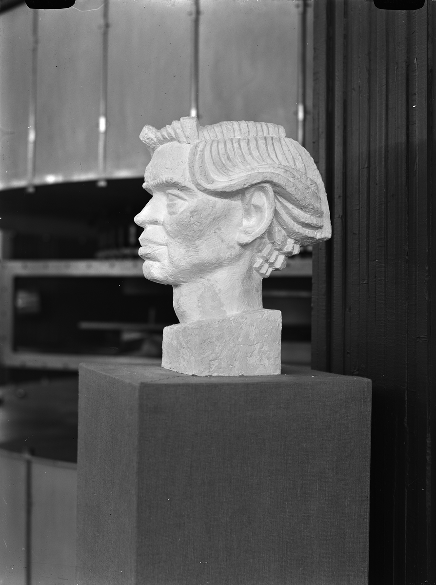 Paul Sandberg, "Cyklotronen mäktigt vetenskapligt instrument. Stora hyllningar för prof. Svedberg vid invigningen" av Gustaf Werners institut för kärnkemi, Uppsala december 1949. Byst föreställande professor The Svedberg