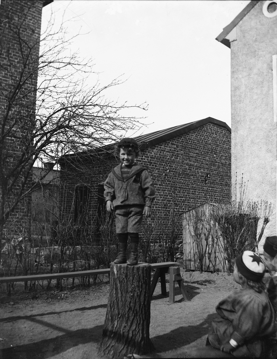 Carl Liljefors, Olle, Ivar och Carin Liljefors, kvarteret Edda, Svartbäcksgatan 37, Uppsala 1900 - 1901
