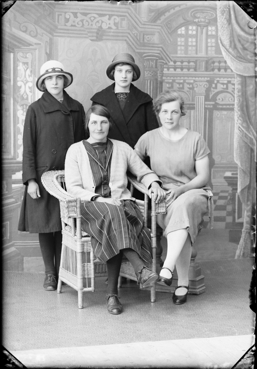 Skötsner-Edhlund, Ateljéporträtt - fyra kvinnor, Östhammar, Uppland 1927