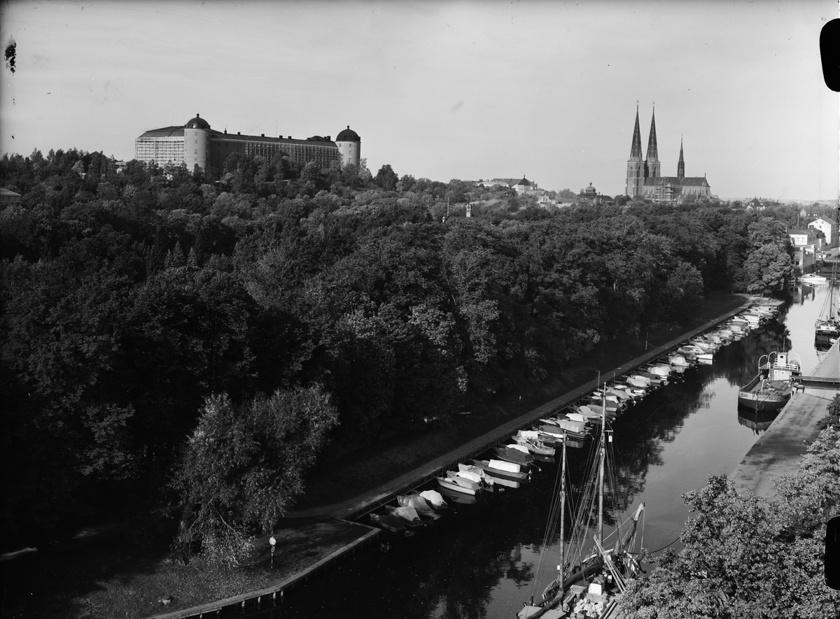 Paul Sandberg, Vy över Uppsala i oktober 1949 med Fyrisån, småbåtshamn och Stadsträdgården i förgrunden. Uppsala slott och Uppsala domkyrka i bakgrunden