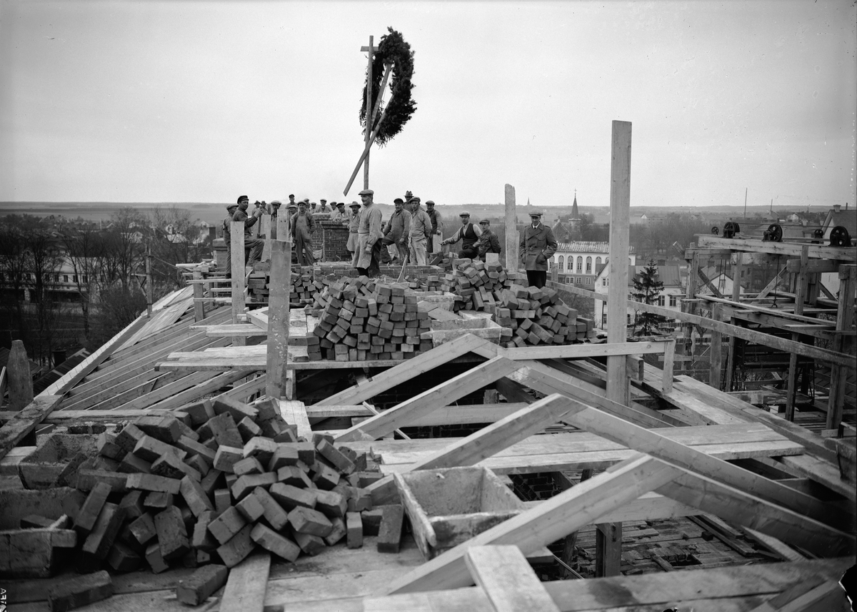 Paul Sandberg, Construction workers at rooftops at rooftops, Uppsala July 1933
