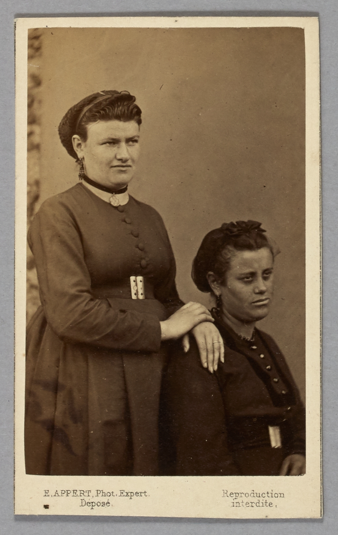 Ernest Charles Appert, Portrait des sœurs Clémence, pris à la prison des Chantiers à Versailles. Commune de Paris, 1871.