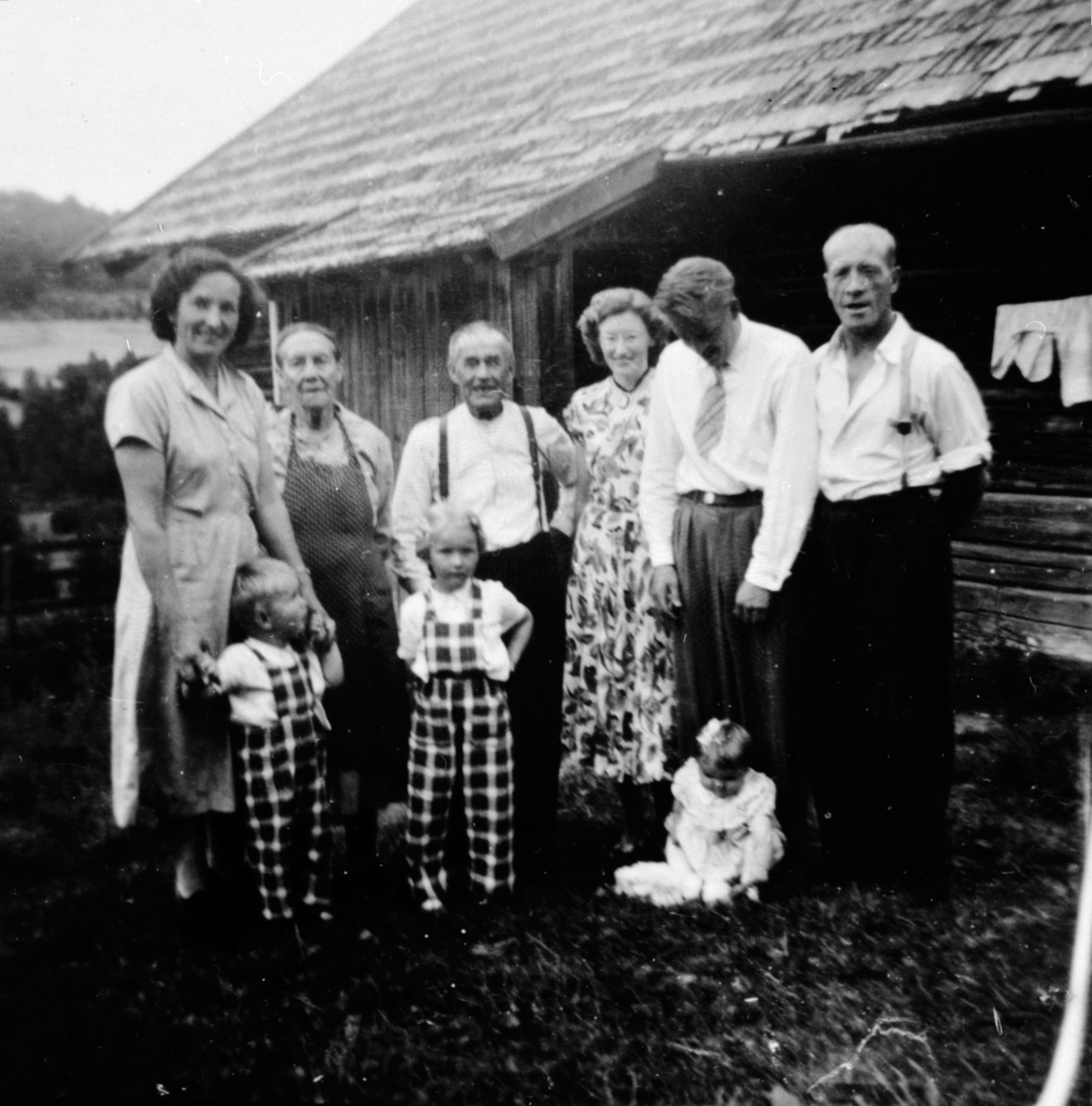 Anno Domkirkeodden, Familien Prøysen. Bak er Else Prøysen, Julie Prøysen, Olaf Prøysen, Kari Hagen, Rolf Hagen, Alfred Knutsen. Foran er Ketil Prøysen, Elin Prøysen, Mary Kristine Hagen, Prøysenstua, Ringsaker.
