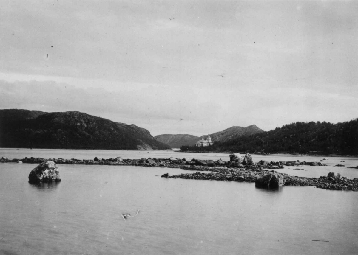 Ellisif Rannveig Wessel, Oversiktsbilde med Boris Gleb kirke, Russland ved Pasvikelven, Sør-Varanger, Finnmark, ca. 1900.