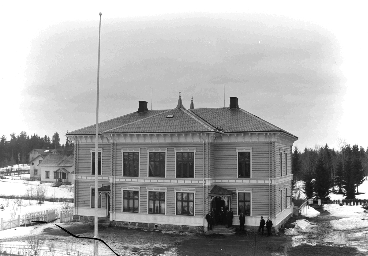 Ole Hansen Løken, TINGBERG I LØTEN, KOMMUNEHUS, BANKLOKALE, ALMENNINGSKONTOR.