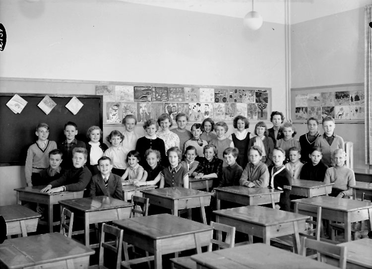 Sven Lindskog, Almby North school, classroom interior, 29 schoolchildren with teacher Miss Maj Bohlin. Class 6Kk, Hall 4.