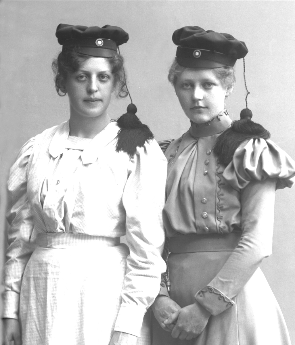 Gustav Borgen, Portrett av to kvinnelige studenter, antakelig Magna Klouman til høyre og venninnen Signe Jensen. Fotografert som studenter i Kristiania i 1898 ca.