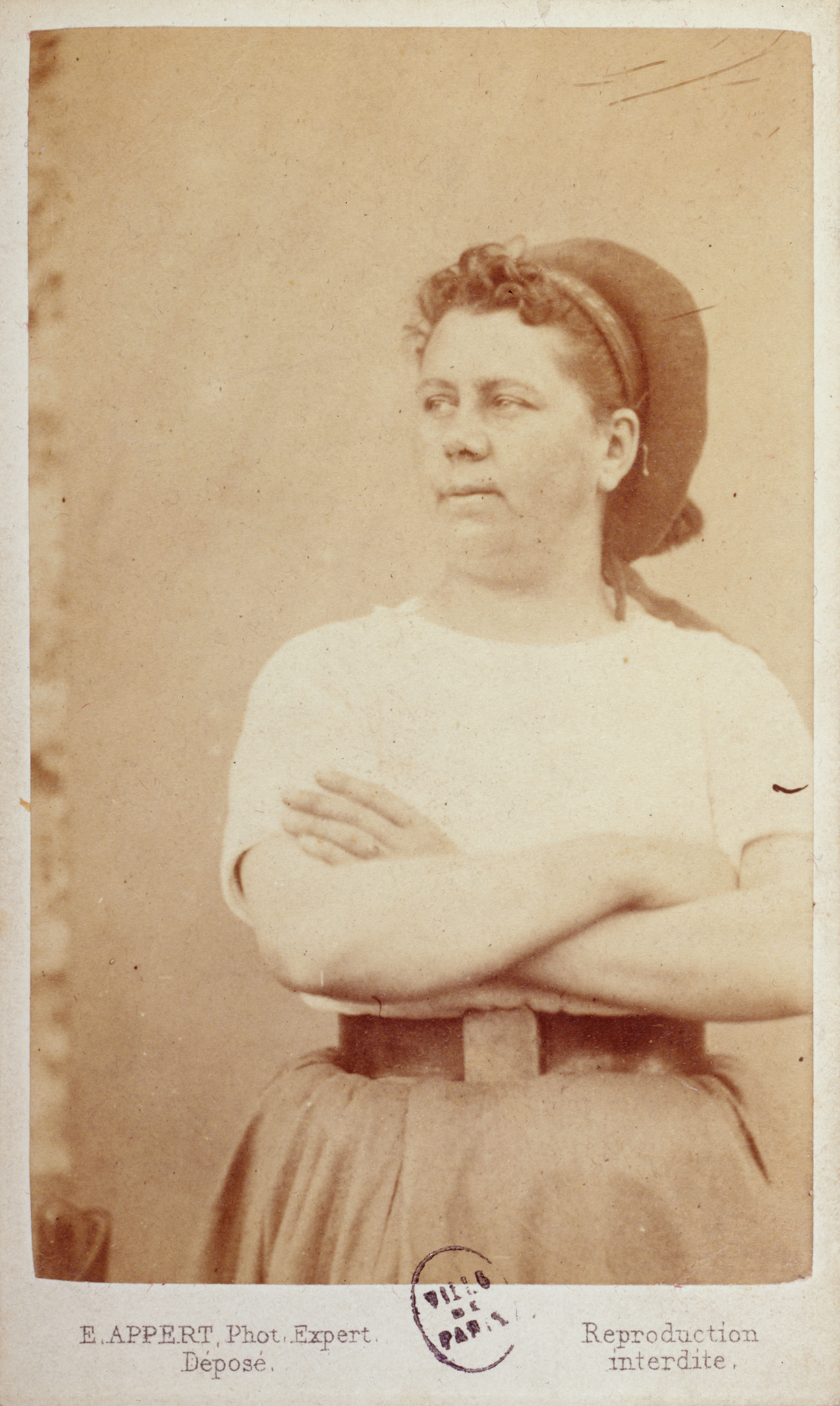 Ernest Charles Appert, Portrait d'Aurore Hortense David (née Machu), brossière et cantinière, pris à la prison des Chantiers à Versailles. Membre de la Commune de Paris en 1871.