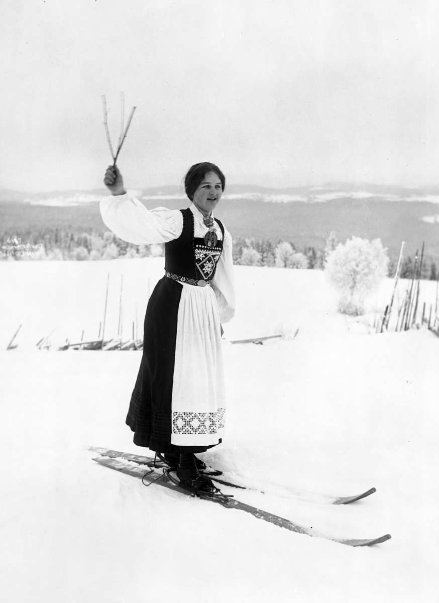 Anders Beer Wilse, Prot: Skiløperske i Nationaldragt 3/2 1907