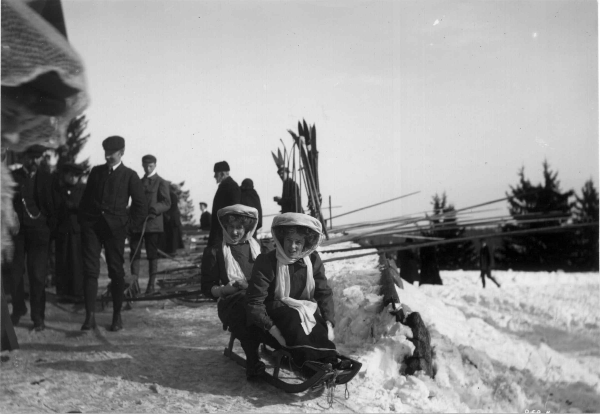 Hermann Christian Neupert, Frognerseteren, Oslo. 1908-1910. Vintermotiv. Akende. Kjelker. Ski.