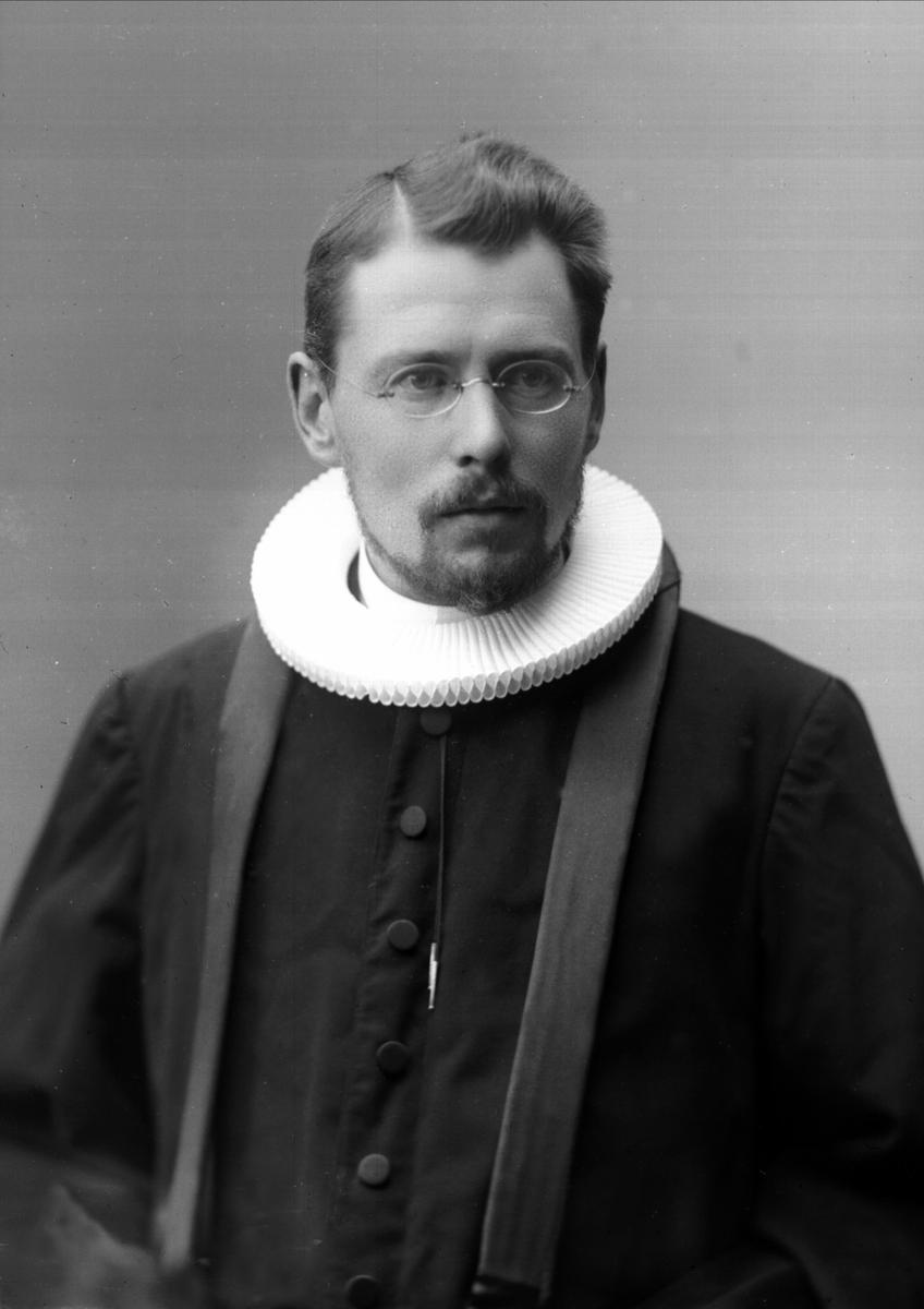 Gustav Borgen, Portrett, mann i prestekjole med krage.